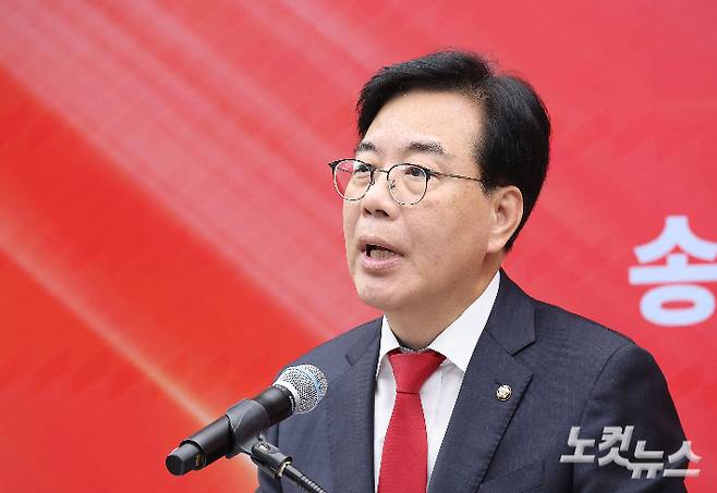 국민의힘 송언석 비상대책위원장 겸 원내대표가 14일 오후 서울 여의도 국민의힘 중앙당사에서 열린 제6차 전당대회 수도권·강원·제주 합동연설회에서 인사말을 하고 있다. 윤창원 기자