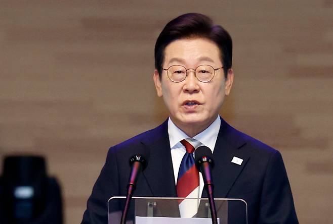 이재명 대통령이 15일 서울 세종문화회관에서 열린 80주년 광복절 경축식에서 경축사를 하고 있다. 연합뉴스