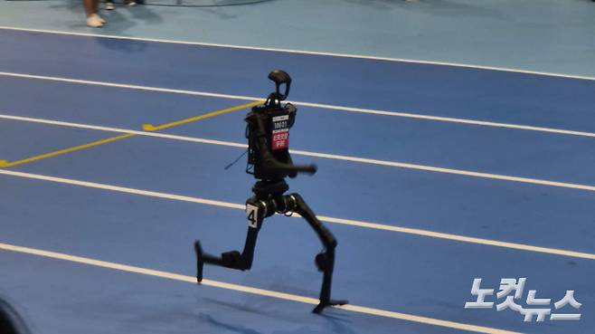 '2025 세계 휴머노이드로봇 올림픽' 1500m 종목에 출전한 로봇. 임진수 베이징 특파원