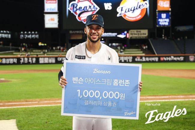 한화 루이스 리베라토가 14일 대전 롯데전에서 9회 몬스터월을 넘긴 홈런을 기록한 뒤 갤러리아 상품권 100만원을 받았다. /한화 이글스 제공