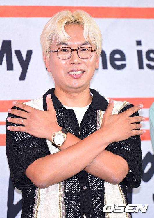 [OSEN=최규한 기자] 20일 오후 서울 상암 스탠포드 호텔에서 JTBC 새 예능 프로그램 'My name is 가브리엘' 제작발표회가 열렸다.'My name is 가브리엘(마이 네임 이즈 가브리엘)'은 아무도 나를 모르는 곳에서 세계 80억 인구 중 한 명의 이름으로 72시간 동안 '실제 그 사람의 삶'을 살아가는 관찰 리얼리티 예능이다.&nbsp;제작사 테오(TEO) 설립 후 다양한 프로젝트를 선보이고 있는 김태호 PD와 '놀라운 토요일', '혜미리예채파' 등을 연출한 이태경 PD가 의기투합해 선보이는 프로그램으로 박명수, 염혜란, 홍진경, 지창욱, 박보검, 가비, 덱스가 라인업으로 확정돼 기대를 더하고 있다. 김태호 PD가 포토타임을 하고 있다. 2024.06.20 / dreamer@osen.co.kr