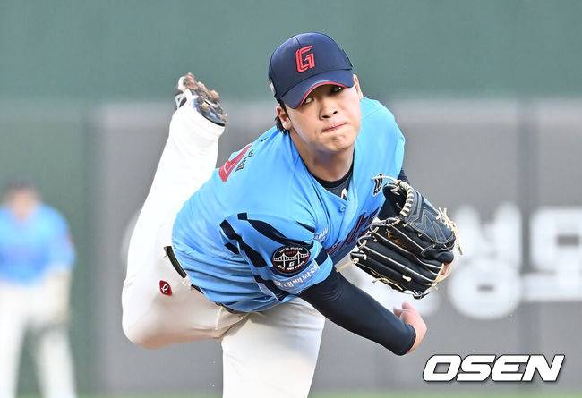 [OSEN=부산, 이석우 기자] 15일 부산 사직야구장에서 2025 신한 SOL 뱅크 KBO 리그 롯데 자이언츠와 삼성 라이온즈의 경기가 열렸다. 홈팀 롯데는 이민석이, 방문팀 삼성은 가라비토가 선발 출전했다.롯데 자이언츠 선발 투수 이민석이 역투하고 있다. 2025.08.15 / foto0307@osen.co.kr