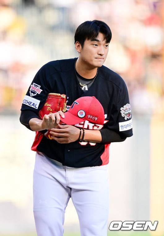 [OSEN=잠실, 박준형 기자] 15일 오후 서울 잠실구장에서 ‘2025 신한 SOL BANK KBO리그’ 두산 베어스와 KIA 타이거즈의 경기가 진행됐다.이날 두산은 잭로그를, KIA는 김도현을 선발투수로 내세웠다. 1회말 KIA 선발투수 김도현이 양의지에게 몸에 맞는 공을 던진뒤 사과하고 있다. 2025.08.15 / soul1014@osen.co.kr