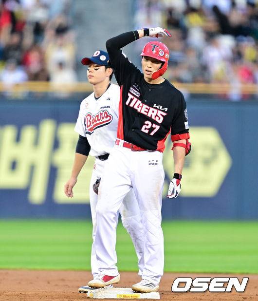 [OSEN=잠실, 박준형 기자] 15일 오후 서울 잠실구장에서 ‘2025 신한 SOL BANK KBO리그’ 두산 베어스와 KIA 타이거즈의 경기가 진행됐다.이날 두산은 잭로그를, KIA는 김도현을 선발투수로 내세웠다. 4회초 2사 1,3루 KIA 김호령이 2타점 적시 2루타를 날린뒤 세리머니를 하고 있다 .  2025.08.15 / soul1014@osen.co.kr