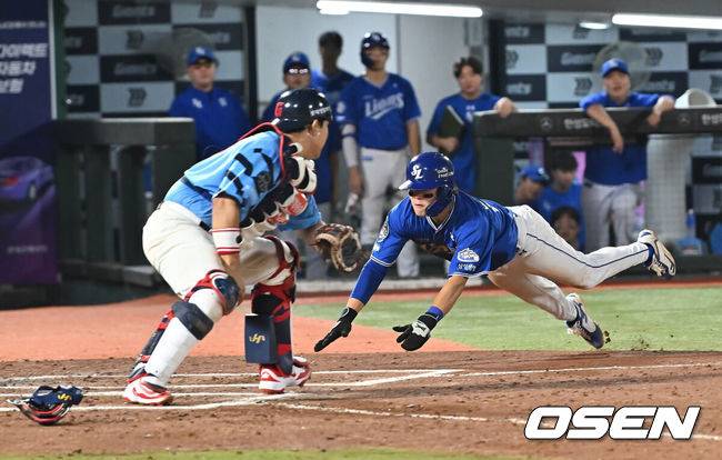 [OSEN=부산, 이석우 기자] 15일 부산 사직야구장에서 2025 신한 SOL 뱅크 KBO 리그 롯데 자이언츠와 삼성 라이온즈의 경기가 열렸다. 홈팀 롯데는 이민석이, 방문팀 삼성은 가라비토가 선발 출전했다.삼성 라이온즈 박승규가 6회초 무사 1,2루 구자욱의 1루 땅볼때 롯데 자이언츠 노진혁의 실책을 틈타 홈 쇄도 세이프되고 있다. 2025.08.15 / foto0307@osen.co.kr