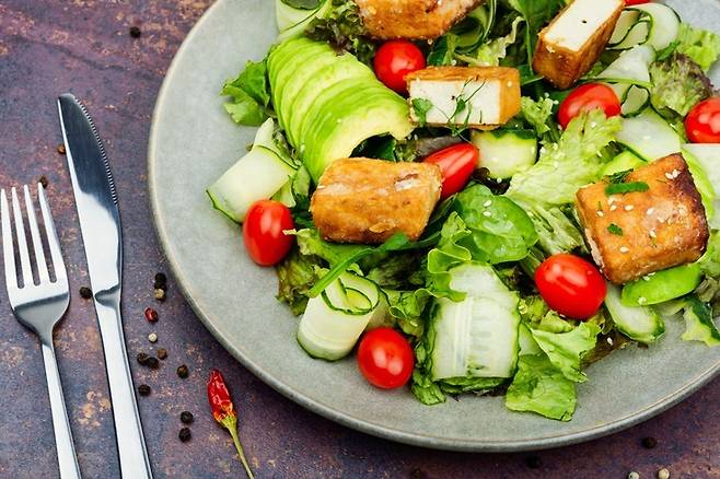 식습관 변화만으로도 암 예방에 실질적인 효과를 기대할 수 있다. 게티이미지