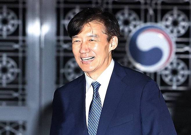 이재명 정부 첫 특별사면·복권 대상에 오른 조국 전 조국혁신당 대표가 15일 새벽 구로구 서울남부구치소를 나서고 있다. 뉴스1