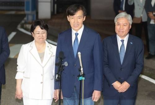 조국혁신당 조국 전 대표가 15일 광복절 특별사면·복권 조치로 서울 구로구 남부교도소에서 출소하며 대국민 인사를 하고 있다. 연합뉴스