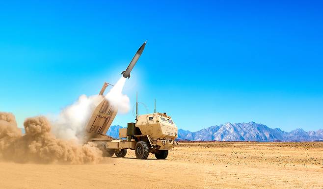 하이마스(HIMARS·고속포병로켓시스템)에서 프리즘 미사일이 발사되고 있다. 록히드마틴 제공