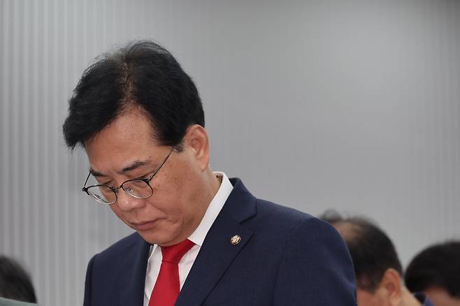 송언석 국민의힘 비상대책위원장 겸 원내대표가 15일 오후 서울 여의도 국민의힘 중앙당사에서 열린 2025 원외당원협의회 운영위원장 협의회 출범식에서 묵념하고 있다.&nbsp; &nbsp; 뉴시스