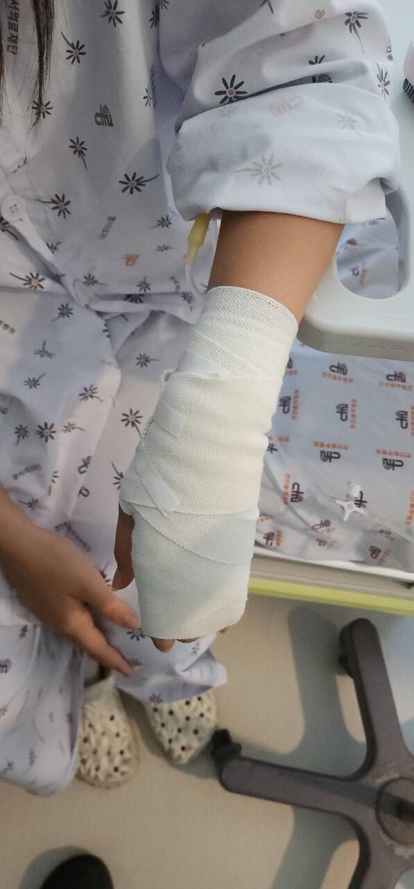 또래 여중생들에게 집단폭행을 당해 병원에 입원중인 피해 학생.