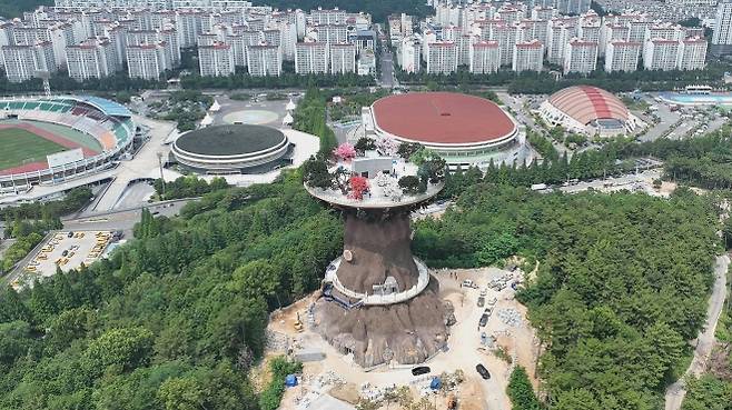 창원시 성산구 대상공원에 들어선 ‘빅트리’. 공개 후 흉물 논란에 휩싸이자 창원시는 임시 개방·시민 의견 청취 등 대책 마련에 나섰다. 창원시 제공