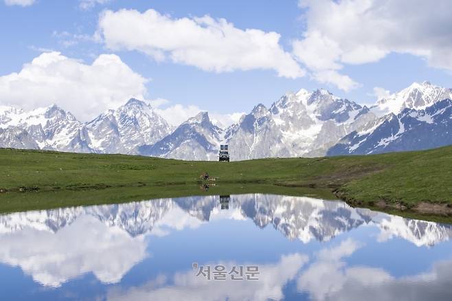 ‘동유럽의 알프스’ 조지아의 메스티아 트레킹을 대표하는 코룰디 호수 위로 코카서스산맥이 거울처럼 비치고 있다.