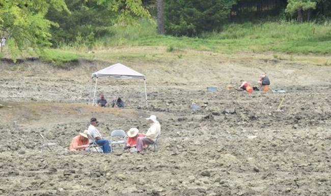 크레이터 오브 다이아몬드 주립공원에서 다이아몬드를 찾는 시민들. 자료사진