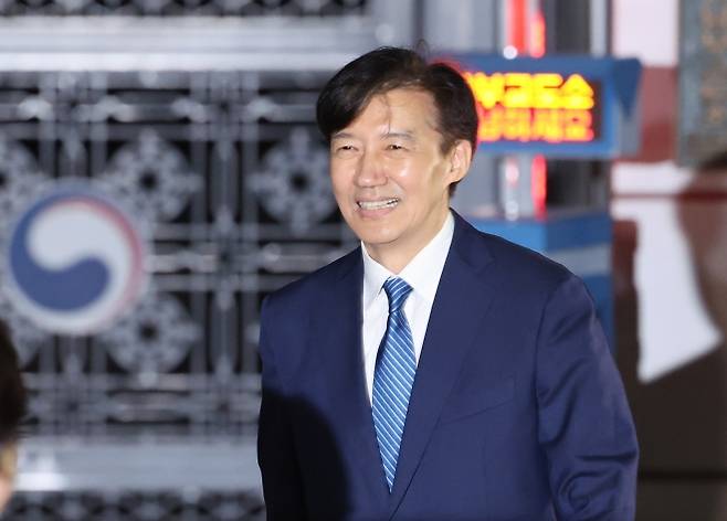 조국 전 조국혁신당 대표가 15일 오전 서울 구로구 서울남부교도소에서 광복절 특사로 출소하며 환하게 웃고 있다. 뉴시스