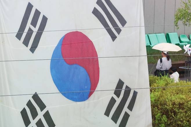 광복 80주년인 15일 서울 용산구 노들섬에 독립운동과 관련된 시대별 태극기들이 걸려있다. 연합뉴스