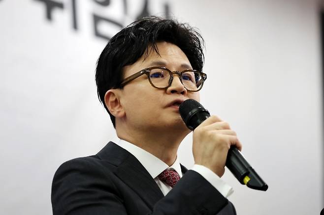 축사하는 한동훈 전 대표 - 11일 오후 광주 서구 홀리데이인 광주호텔에서 열린 김화진 국민의힘 전남도당 위원장 취임식에서 한동훈 전 대표가 축사하고 있다. 2025.8.11 연합뉴스