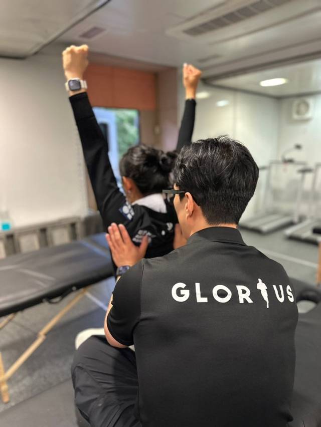 KLPGA 투어 선수들이 경기 전 팀글로리어스 트레이너의 도움을 받아 스트레칭을 하고 있다. 사진 제공=팀글로리어스