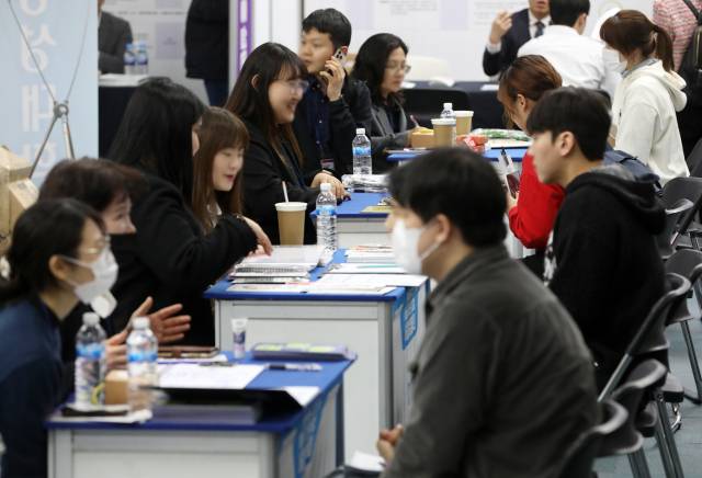 지난 4월 부산 연제구 부산시청에서 열린 '2025 지역인재 공공기관 합동 채용설명회'에서 구직자들이 채용 상담을 받고 있다. 뉴스1