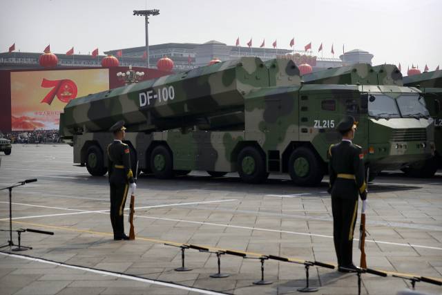 2019년 10월 1일 중국 베이징에서 열린 중국 공산당 창당 70주년 기념 퍼레이드에서 DF-100 순항 미사일을 실은 중국 군용 차량이 이동하고 있다. AP연합.