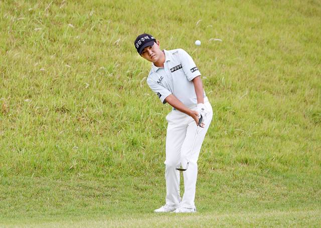 그린 주변 어프로치 샷을 하는 옥태훈. 사진 제공=KPGA
