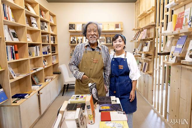 철학 서점 세발자전거를 운영하는 이윤호·강선영씨 부부. ⓒ시사IN 조남진