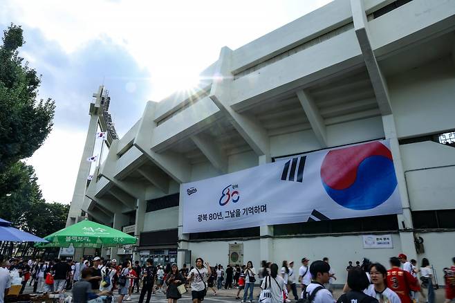 15일 KIA와 두산의 시즌 13차전이 열린 잠실구장에선 경기 시작 전 ‘광복 80년, 8.15 그날을 기억하며’ 행사가 진행됐다. 잠실구장 외벽에 대형 태극기가 들어간 행사 현수막이 걸려 있다. 사진제공｜두산 베어스