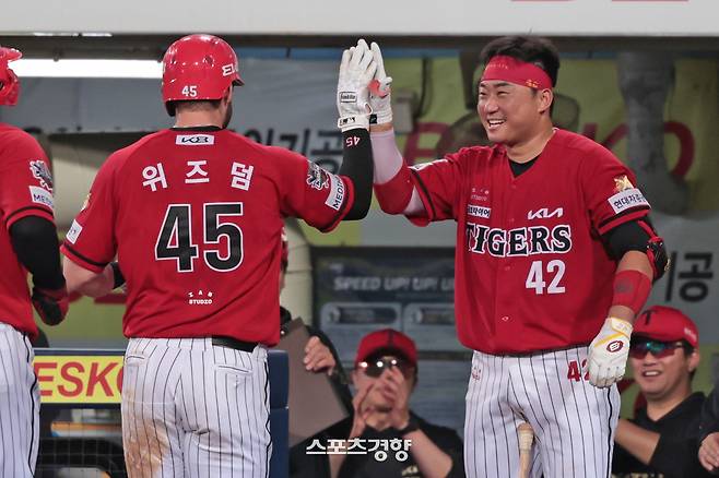 KIA 패트릭 위즈덤이 지난 14일 홈런을 친 뒤 포수 김태군과 하이파이브 하고 있다. KIA 타이거즈 제공