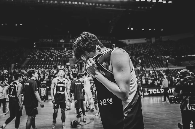 한국 남자농구 대표팀 이현중이 14일 중국과의 FIBA 아시아컵 8강전 패배 후 눈물을 흘리고 있다. FIBA 제공