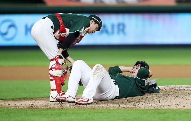 강습타구의 여파로 마운드에 드러누운 SSG 김민. SSG 랜더스 제공