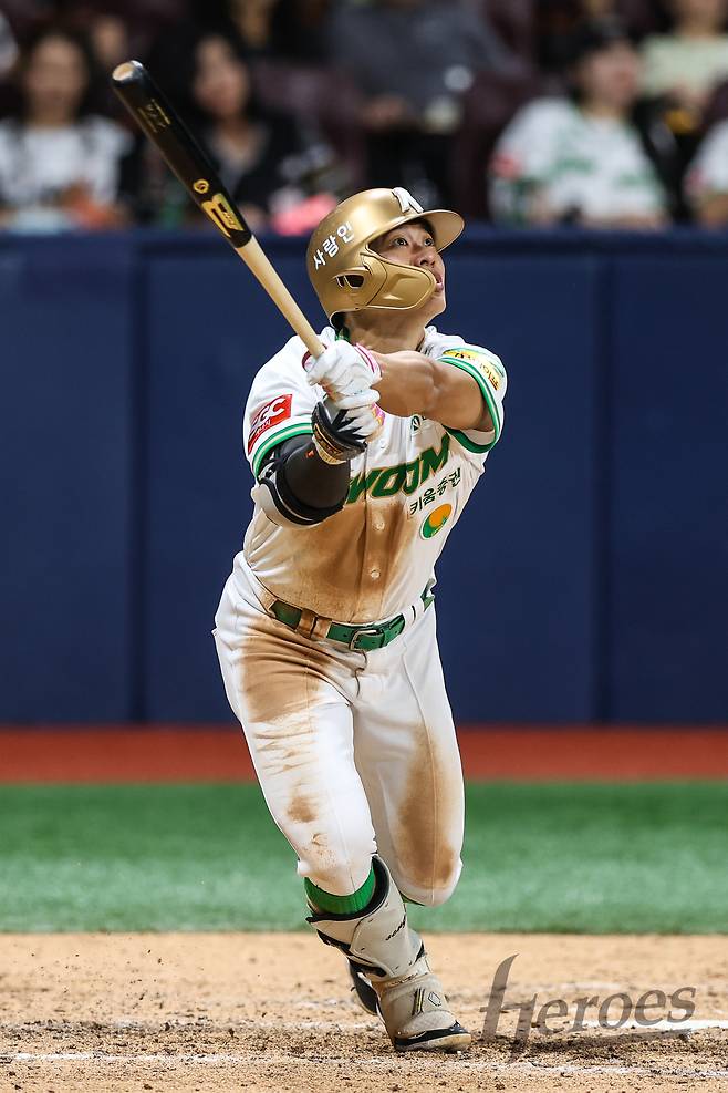 키움 송성문이 15일 고척 KT전에서 5회 홈런을 치고 있다. 키움히어로즈 제공