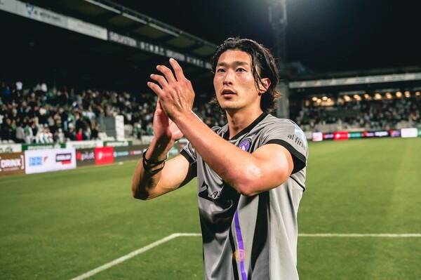 ▲ 올시즌 개막과 함께 덴마크 미트윌란에 입단한 조규성이 유럽 진출 첫 시즌에 리그 우승에 성공했다. 최종전에서 4호 도움을 기록하며 우승에 힘을 보탠 조규성은 유럽에서 두 자릿수의 공격포인트를 올리는데 성공했다. 최종 12골 4도움으로 유럽 첫 시즌을 마치면서 주전 공격수로 자리매김하는 성공적인 시간을 보냈다. ⓒ 미트윌란