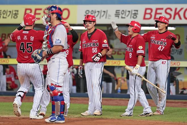KIA 타이거즈 위즈덤(왼쪽)이 14일 대구 삼성전에서 6회 만루포를 터트린 뒤 동료들과 함께 기쁨을 나누고 있다. /사진=KIA 타이거즈 제공