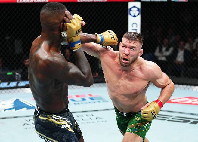 뒤 플레시(오른쪽)가 오른손 카운터를 날리고 있다. /사진=UFC 제공