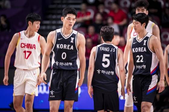 하윤기(왼쪽 두 번째) 등 대한민국 남자농구 대표팀. /사진=국제농구연맹(FIBA) 제공