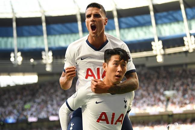 에릭 라멜라가 손흥민의 등에 업혀 있다. /AFPBBNews=뉴스1