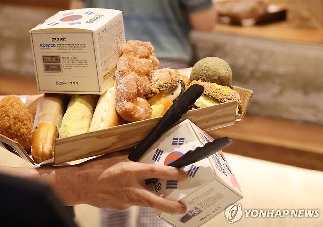 제80주년 광복절 기념 광복빵 지난 14일 대전 성심당을 찾은 한 시민이 빵과 함께 광복빵을 구매하고 있다. [촬영 이주형]