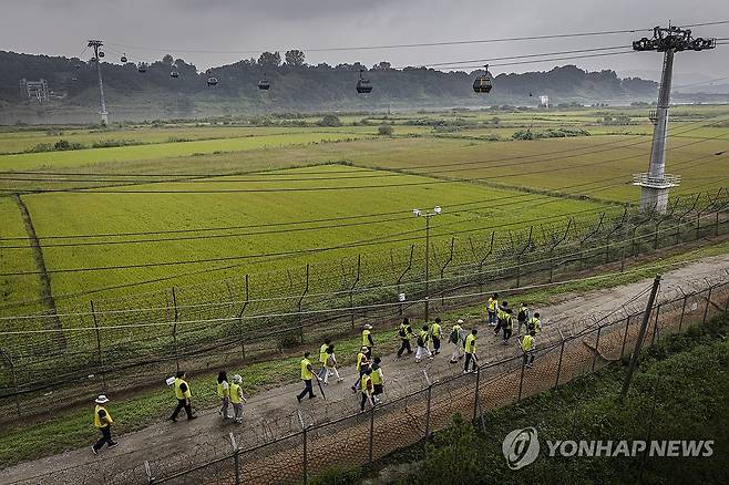 민통선 따라 걷는 '평화의 길' [연합뉴스 자료사진]