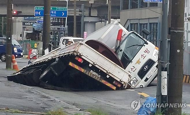 부산서 대형 싱크홀 발생 (부산=연합뉴스) 21일 오전 8시 45분께 부산 사상구 한 도로에서 가로 10ｍ, 세로 5ｍ, 깊이 8m가량의 대형 싱크홀이 발생해 트럭 2대가 빠져있다. 2024.9.21 [독자 제공. 재판매 및 DB 금지] ready@yna.co.kr
