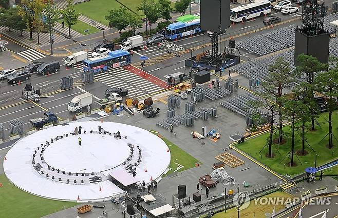 광복절 행사 준비로 분주한 광화문 광장 (서울=연합뉴스) 이정훈 기자 = 광복절을 이틀 앞둔 지난 13일 서울 광화문광장이 광복절 행사 및 국민임명식 행사 준비로 분주하다. 2025.8.13 uwg806@yna.co.kr