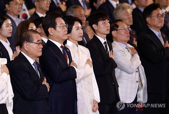 국기에 경례하는 이재명 대통령 부부 (서울=연합뉴스) 홍해인 기자 = 이재명 대통령과 김혜경 여사가 15일 서울 세종문화회관에서 열린 80주년 광복절 경축식에서 국기에 경례하고 있다. 2025.8.15 [대통령실통신사진기자단] hihong@yna.co.kr