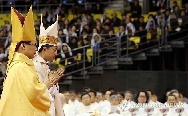 유경촌·정순택 주교 서품식(2014년) (서울=연합뉴스) 2014년 2월 5일 오후 서울 송파구 방이동 올림픽공원 체조경기장에서 열린 천주교 서울대교구 주교 서품식에서 유경촌(세례명 티모테오)·정순택(베드로·왼쪽, 현재 대주교) 주교가 주교관을 쓰고 기도하고 있다. [연합뉴스 자료사진]