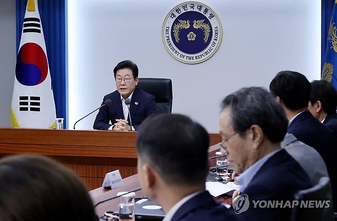 이재명 대통령, 7차 수석·보좌관 회의 발언 (서울=연합뉴스) 한상균 기자 = 이재명 대통령이 14일 서울 용산 대통령실 청사에서 열린 7차  수석·보좌관 회의에서 발언하고 있다. 2025.8.14 xyz@yna.co.kr