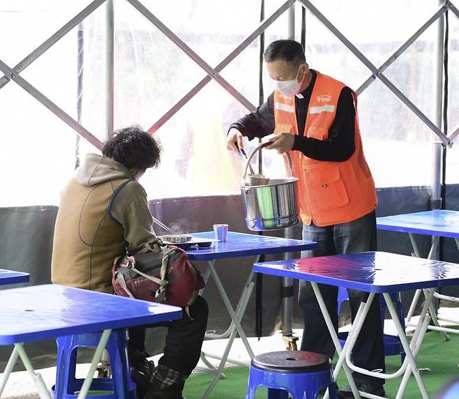 명동밥집에서 배식하는 유경촌 주교 [천주교 서울대교구 제공. 재판매 및 DB 금지]