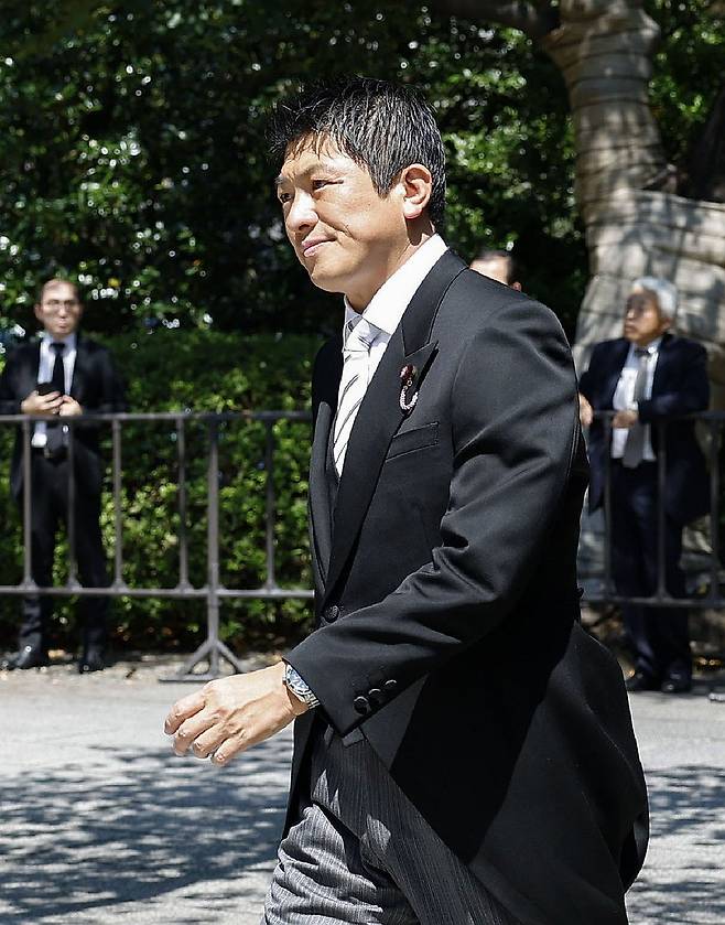 야스쿠니신사를 찾은 가미야 소헤이 참정당 대표 (교도=연합뉴스) 일본 극우 성향 신생 정당 참정당의 가미야 소헤이 대표가 패전일인 15일 일본 도쿄 야스쿠니신사 참배를 위해 이동하고 있다. 이날 소속 중·참의원 의원 18명과 지방의원까지 모두 88명이 집단 참배했다. 2025.8.15 photo@yna.co.kr