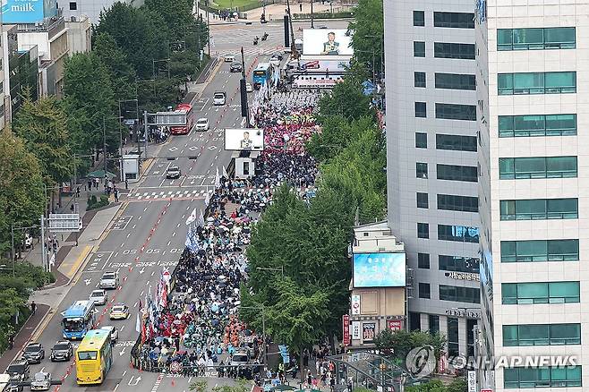 광복절에 열린 민주노총 전국노동자대회 (서울=연합뉴스) 서대연 기자 = 광복 80주년인 15일 서울 중구 숭례문 인근에서 전국민주노동조합총연맹(민주노총) 전국노동자대회가 열리고 있다. 2025.8.15 dwise@yna.co.kr