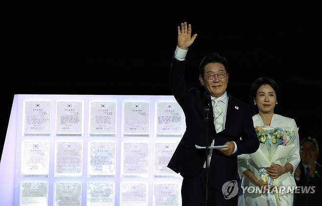 이재명 대통령 부부, '빛의 임명장' 수여한 국민께 감사 (서울=연합뉴스) 홍해인 기자 = 이재명 대통령과 김혜경 여사가 15일 서울 세종대로 광화문광장에서 열린 제21대 대통령 국민임명식 '광복 80년, 국민주권으로 미래를 세우다' 행사에서 국민 대표 80인으로부터 '빛의 임명장'을 받은 뒤 감사 인사를 하고 있다. 2025.8.15 hihong@yna.co.kr