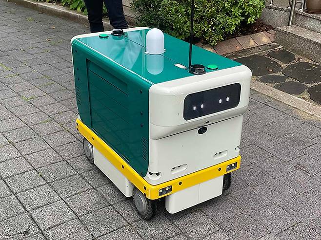 13일 광교한양수자인아파트에서 관계자들이 '지능형 로봇 방범 및 택배 새벽배송' 실증사업과 관련한 현장 점검 및 시연을 진행하고 있다. 사진=수원시청