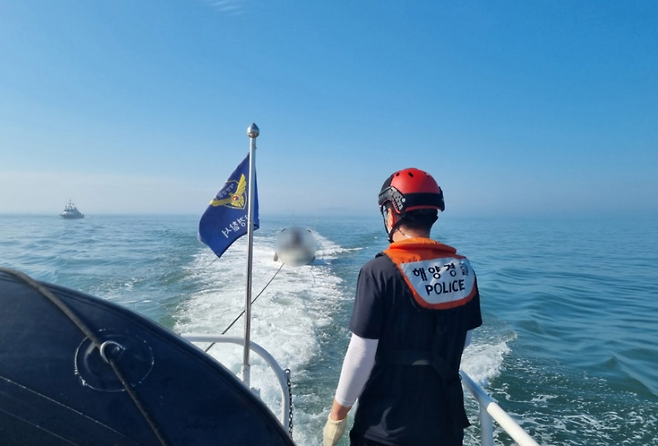 15일 오후 옹진군 대이작도 인근에서 어선이 충돌해 해경이 구조작업을 하고 있다. <해양경찰청 자료사진>