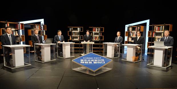 광주 군공항 이전 해법을 말하다 토론회가 열린 지난 13일 광주MBC공개홀에서 참석자들이 토론을 하고 있다.
/나명주 기자 mjna@kwangju.co.kr